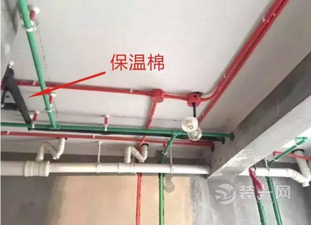 家装中电线的接头情况有大概四种: 一种是终端接法,这种情况要用其中一根线去缠另外几根线,缠的圈数至少要五圈,然后用钳子铰紧,再把另外几根线反折过来。 第二种是延长接法,延长接法也可以用上面的分支接法,用一根线往另一根线上去缠。也可以两根线互缠,互缠也至少三到五圈,然后铰紧。